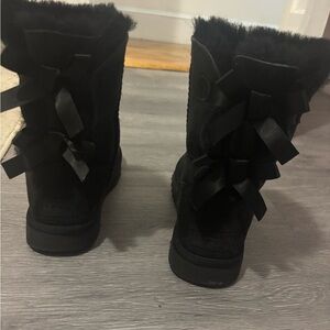 Black Bailey bow uggs